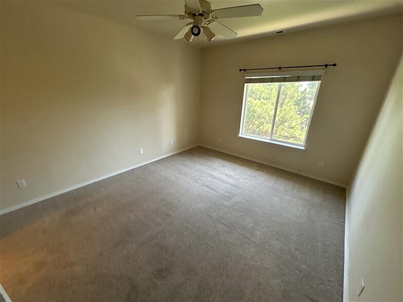 Building Photo - 3011 Mandalay Grv