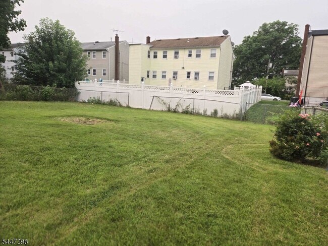 Building Photo - 832 Dewey St