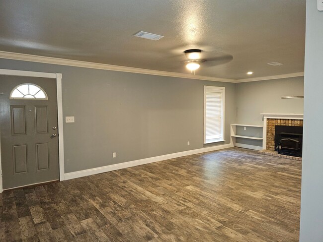 Building Photo - Newly Renovated Home on 1.35 Acres Ready Now!