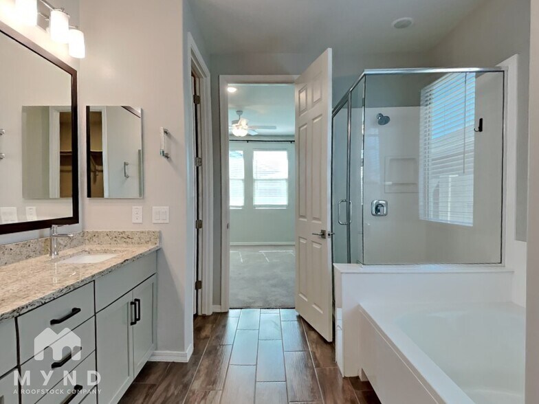 Building Photo - 15093 W Latham St