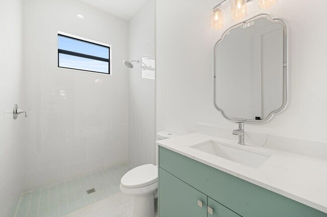 Building Photo - 632 SE Seahouse Dr