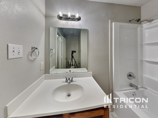 Building Photo - 3032 Cesareo Dr