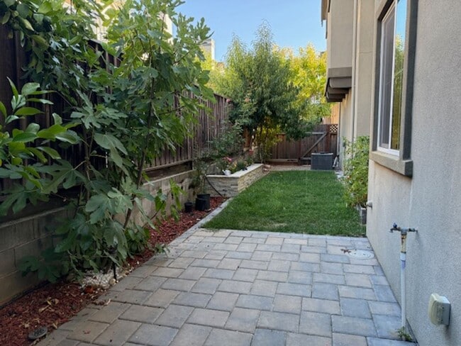 Building Photo - Beautiful and Modern 4 Bedroom 3 Bath Alma...