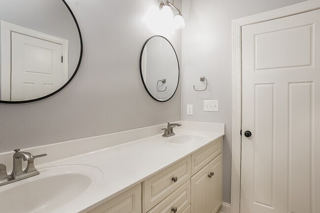 Building Photo - Inviting 3-Bedroom Home