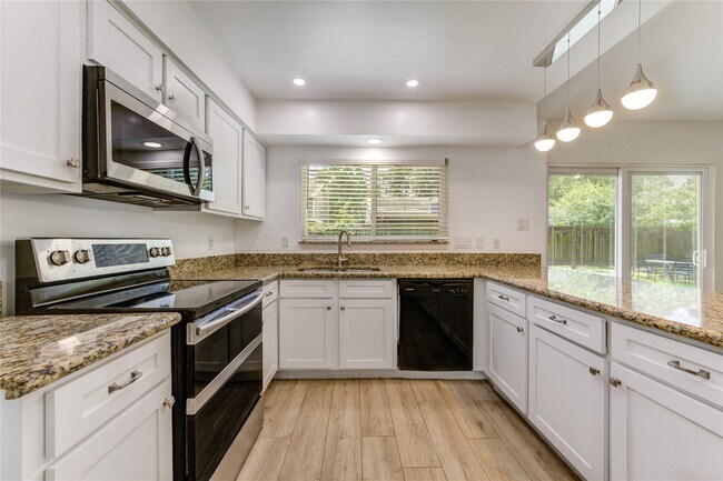 Building Photo - 2114 River Village Dr