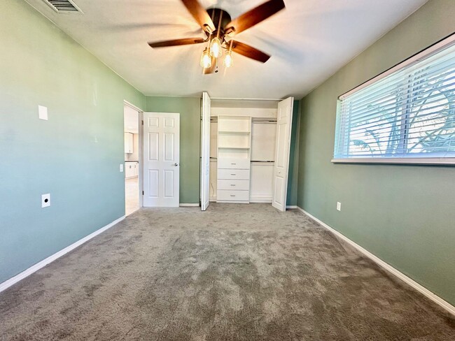 Building Photo - Fantastic 2br/1ba/1car gar available now i...