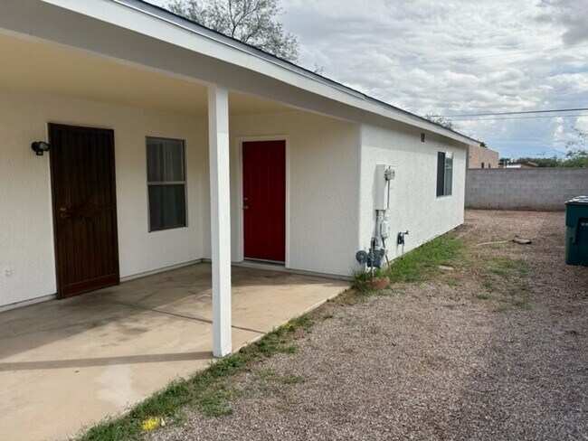 Building Photo - Charming three bedroom - two bathroom GREA...