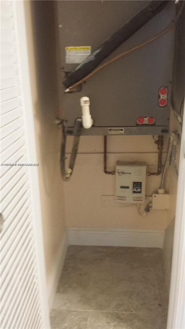 Building Photo - 901 NE 14th Ave