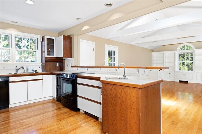 Building Photo - 8 Sylvan St