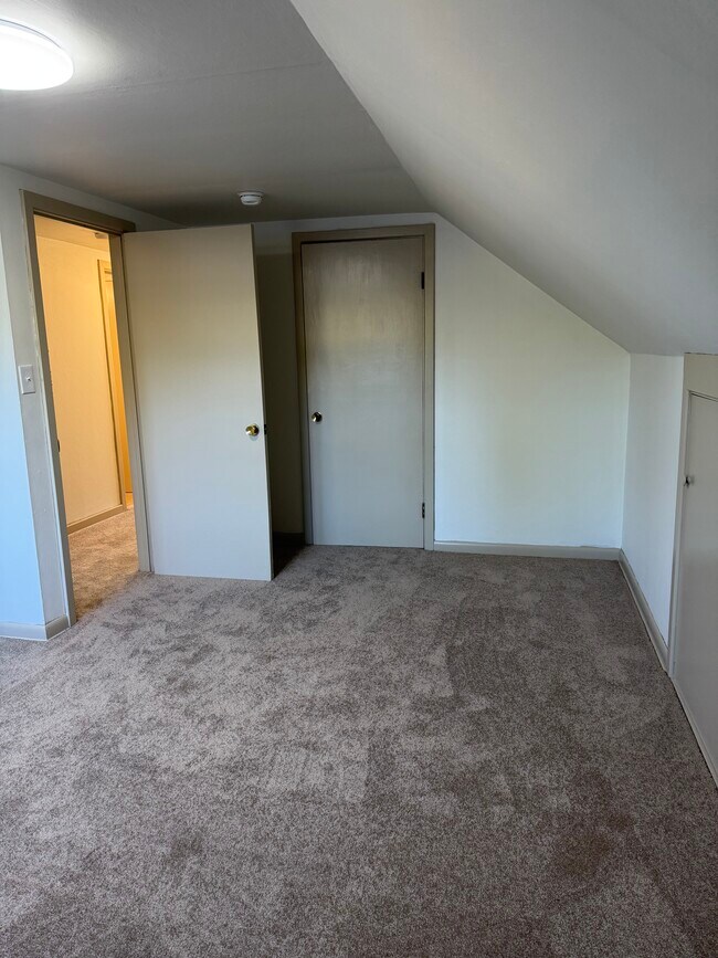 Building Photo - 218 Pine Tree Ave