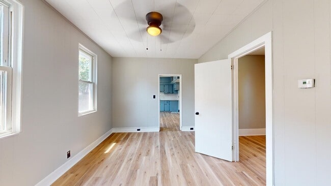 Building Photo - 3 Bed Single Family with Huge Kitchen and ...