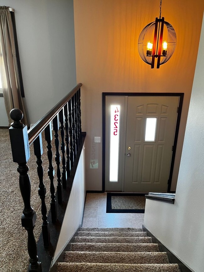 Building Photo - 3 Bed/3 Bath with Fenced in Yard!