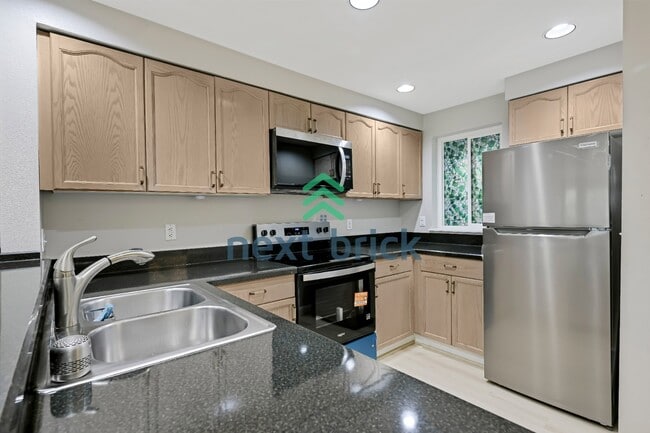 Building Photo - Charming 2-Bed Townhouse Retreat in Bothell with 2.5 Baths – Your Perfect Sanctuary Awaits!