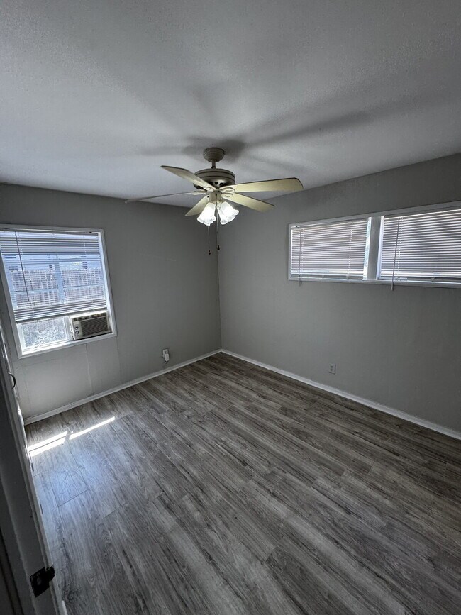 Building Photo - "Charming 3-Bed Oasis with Spacious Living in Prime Lubbock Location!"