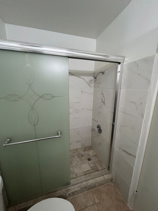 Building Photo - Great 3 bedroom 2 bath in Visalia ready fo...