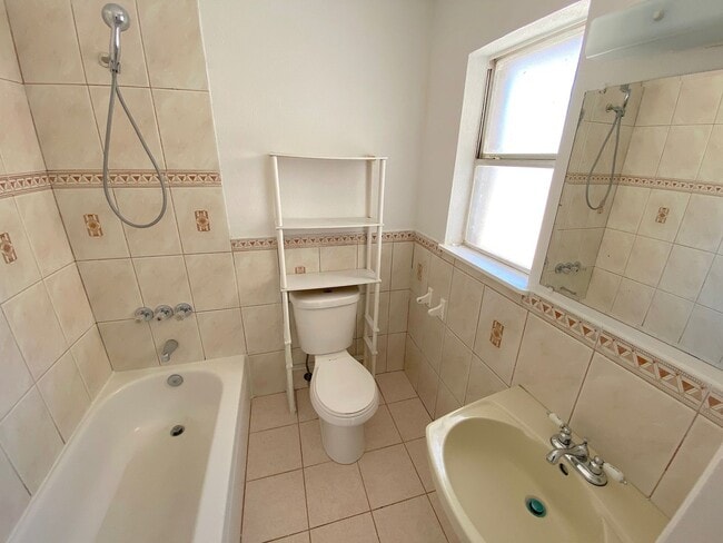 Building Photo - East El Paso 3 bed Refrig A/C