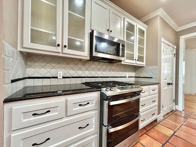 Building Photo - 4 Bed / 2 Bath Spacious One-Level Home with Large Backyard