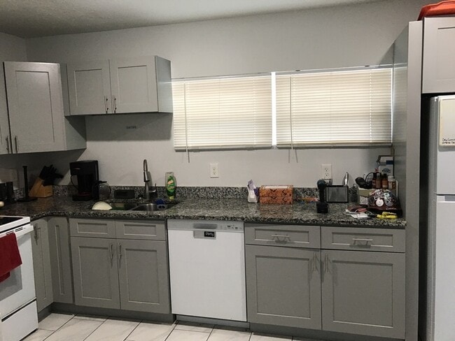 Building Photo - 21 W 7th St