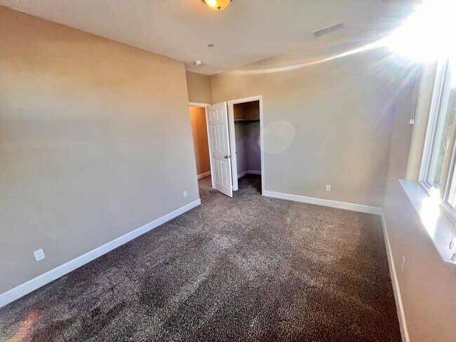 Building Photo - Beautiful 5 bed 3 1/2 bath with SOLAR! Great location!