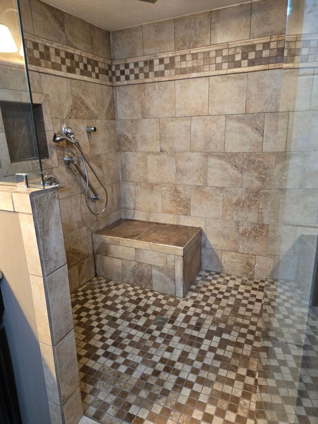 Building Photo - FOR RENT centrally located and convenient to Downtown! Available NOW!