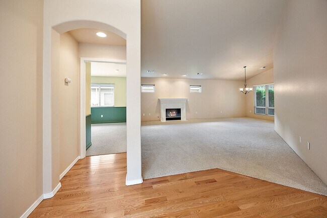 Building Photo - Alder Creek Estates Home available**Gated Community**Minutes from Rogue Regional Medical Center o...