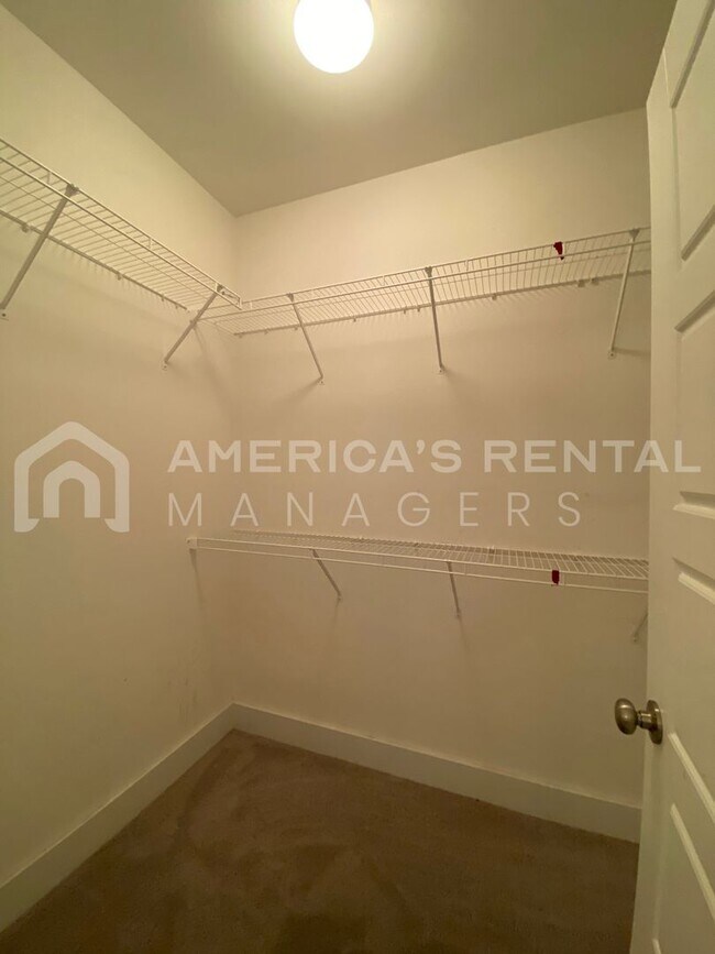 Building Photo - Large Townhome for Rent in Gardendale... Available to View Now!