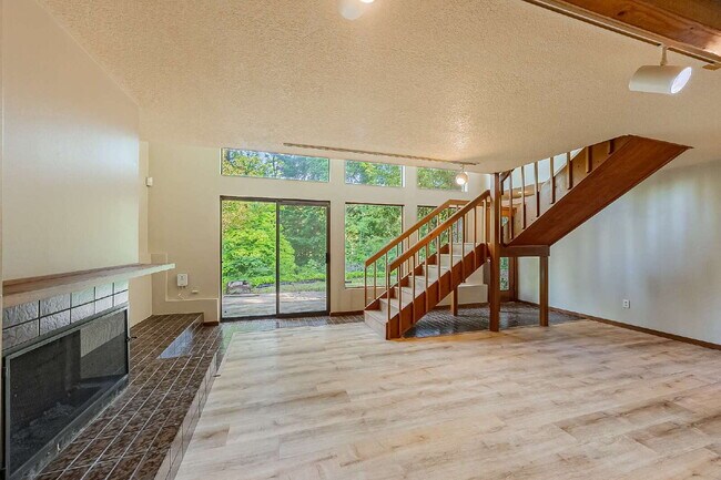 Building Photo - Five-bedroom in Kent, Scenic Hill Neighbor...