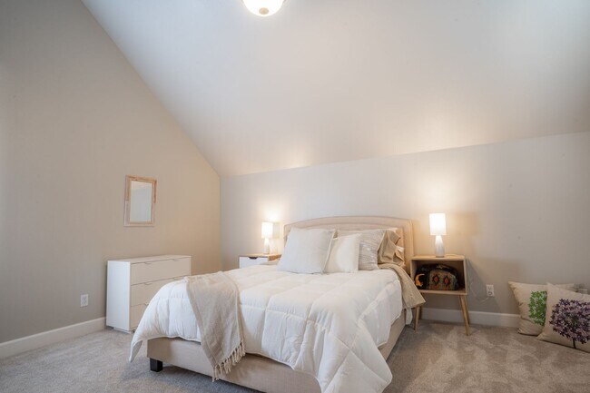 Building Photo - Amazing Updated Braeburn Townhome close to all Bend has to offer!