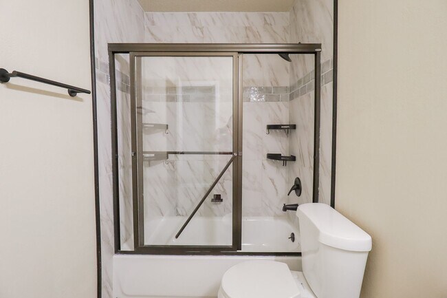 Building Photo - 3 bed/2bath! Fully remodeled!