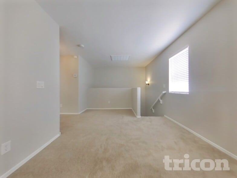 Building Photo - 715 N Redwood Ln