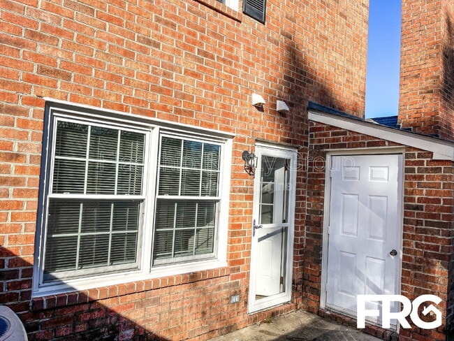 Building Photo - 2700 Thackery Rd