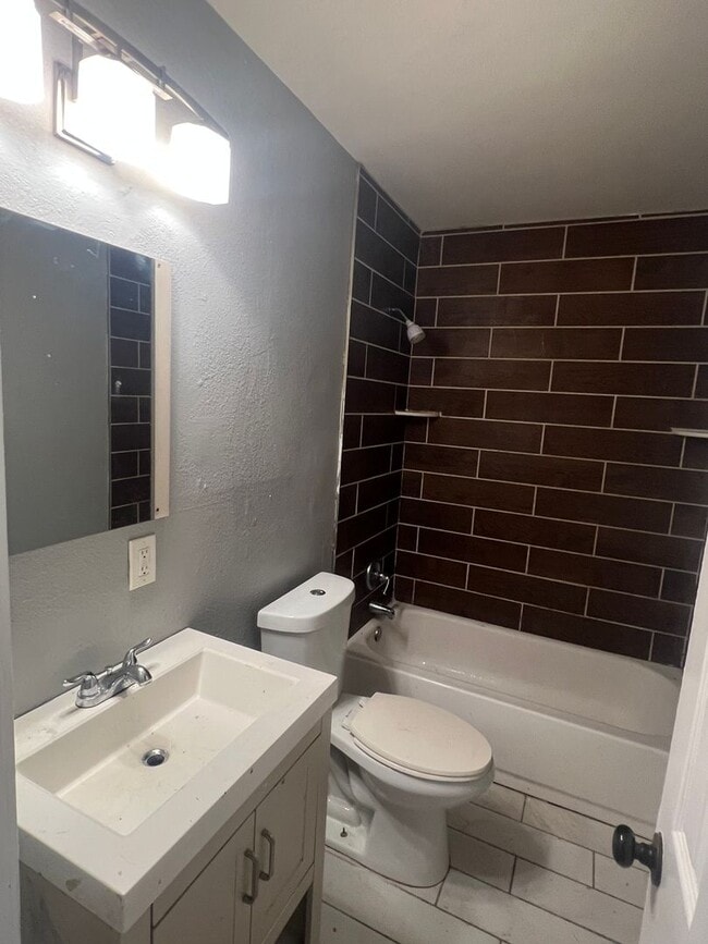 Building Photo - 3 Bedroom 1 Bath in Southern Hills