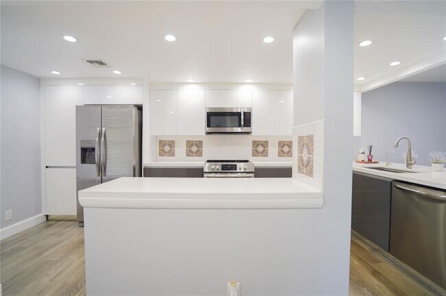 Building Photo - 7 Royal Palm Way