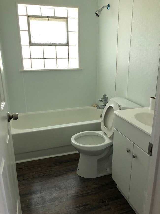 Building Photo - Beautiful Updated 2 Bedroom Home! A Must See!