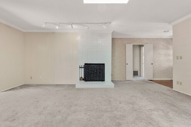 Building Photo - 4020 Vía Picaposte