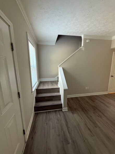 Building Photo - 347 Leafmore Rd SW