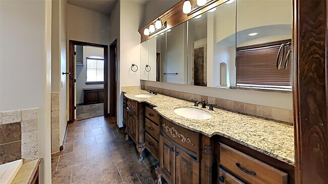 Building Photo - 616 Sally Ct