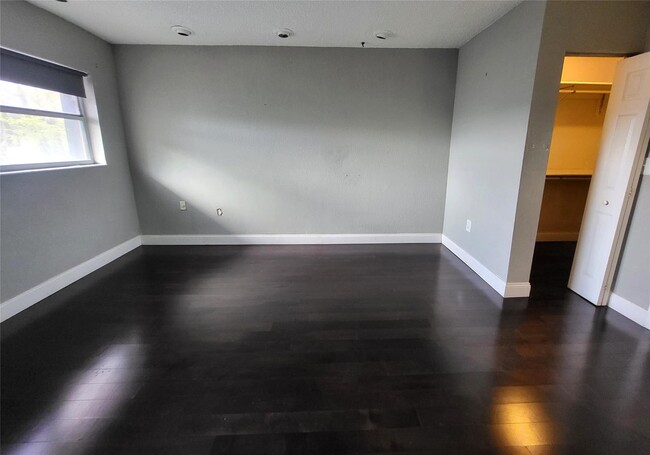 Building Photo - 13881 NE 2nd Ct