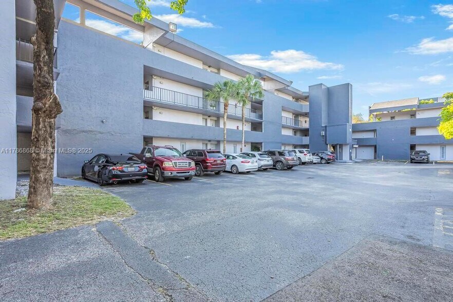 Building Photo - 110 Fontainebleau Blvd