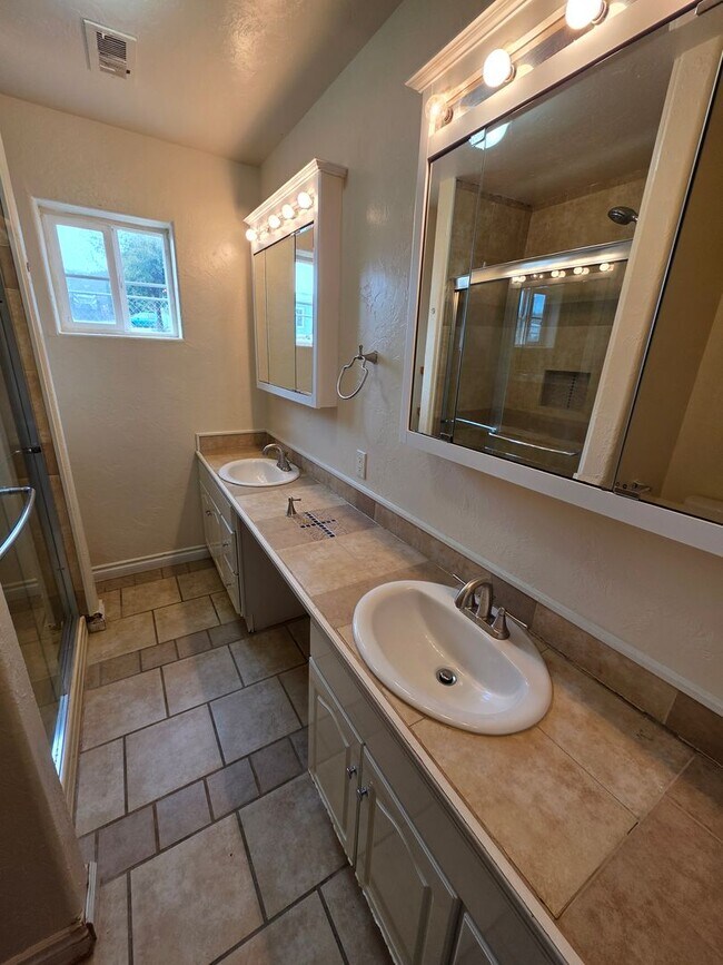 Building Photo - Large 3 bedroom 2 bath duplex. 1520 sq ft, vaulted ceilings