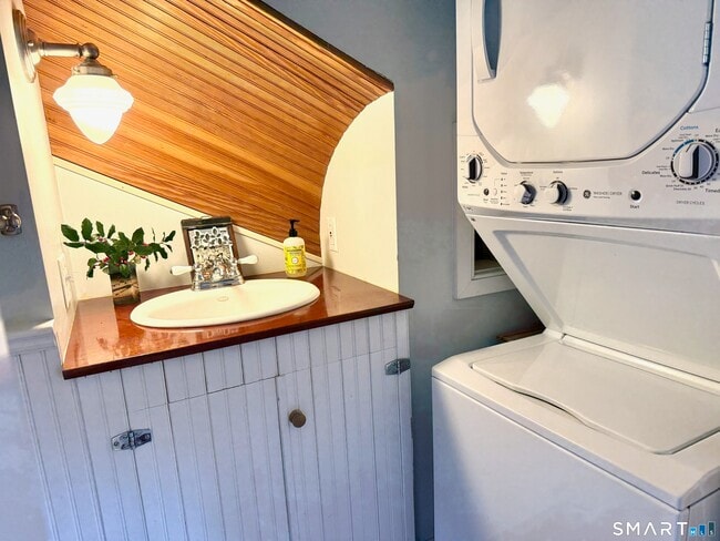 Building Photo - 137 Water St