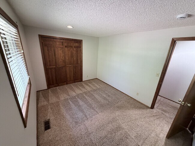 Building Photo - Three Bedroom Home in South Salem