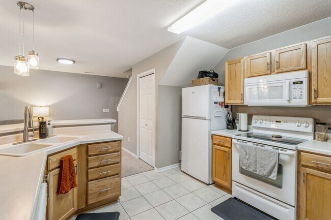 Building Photo - CHARMING HOME WITH EXCELLENT LOCATION!!  2 Bedroom, 1.5 Bathroom Townhome in West Des Moines!
