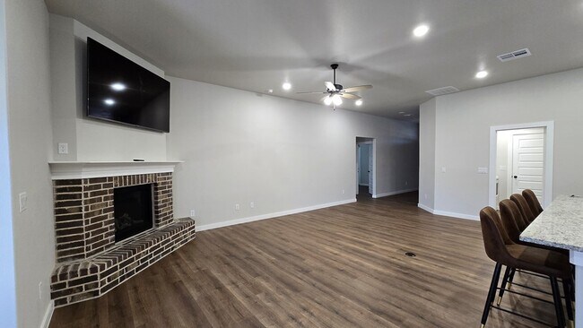 Building Photo - 512 Savannah St