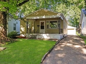 Building Photo - Home Sweet Hardwood: Charming 2 Bed/1 Bath...