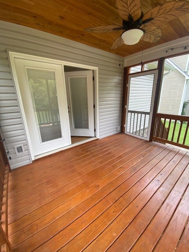 Building Photo - Updated 3 bed 2 bath house