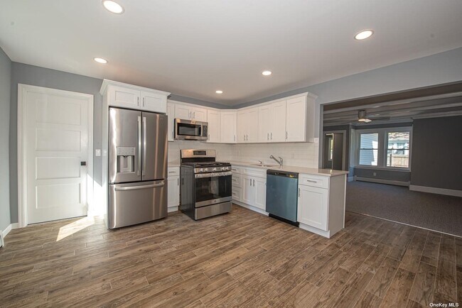 Building Photo - 76 Amity St