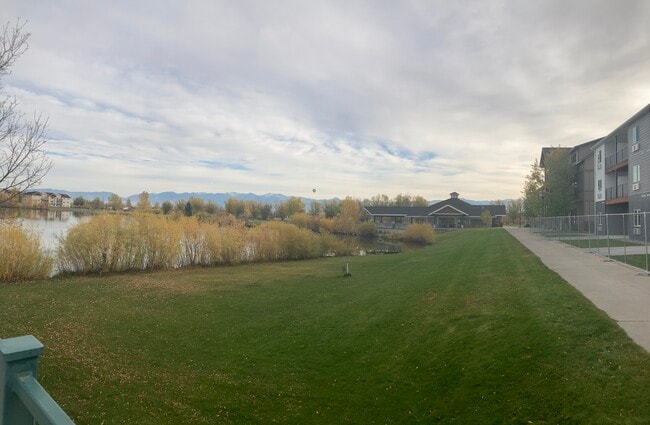 Building Photo - 89 Village Dr