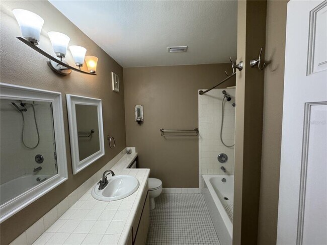 Building Photo - 705 Bough Ave