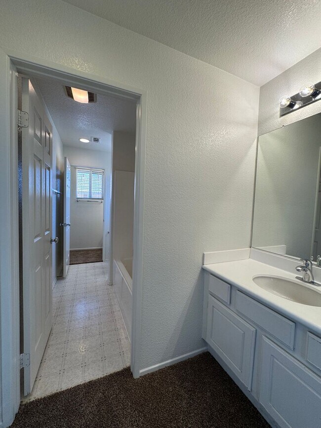 Building Photo - Spacious 4 Bedroom Home in Victorville